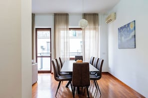 Standard Apartment, 4 Bedrooms (Apartment) | Dining room