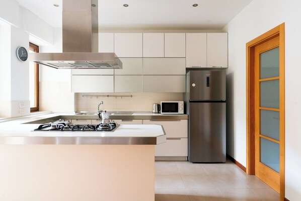 Standard Apartment, 4 Bedrooms (Apartment) | Private kitchen | Fridge, microwave, oven, stovetop