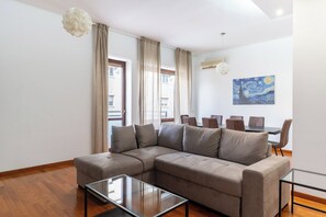 Appartamento Standard, 4 camere da letto (Apartment) | Soggiorno | TV 30 pollici con canali satellitari