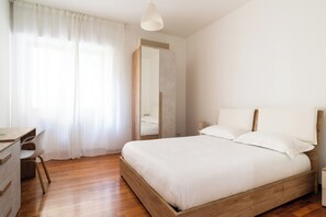 Appartamento Standard, 4 camere da letto (Apartment) | Con arredamento individuale, una scrivania, ferro/asse da stiro
