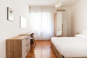 สแตนดาร์ดอพาร์ทเมนท์, 4 ห้องนอน (Apartment) | ตกแต่งพิเศษโดยเฉพาะ, โต๊ะทำงาน, เตารีด/โต๊ะรีดผ้า, Wi-Fi ฟรี