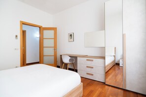 Standard Apartment, 4 Bedrooms (Apartment) | Individually furnished, desk, iron/ironing board, free WiFi