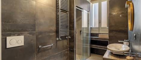 Comfort-huoneisto, 2 makuuhuonetta (Apartment) | Kylpyhuone | Suihku, hiustenkuivaaja, bidee, pyyhkeet