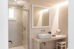 Standard Villa, 5 Bedrooms (Apartment) | Bathroom | Shower, hair dryer, bidet, towels