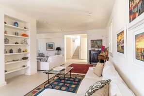 Villa Standard, 5 chambres (Apartment) | Coin séjour | Télévision de 30 pouces avec chaînes par satellite