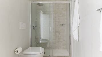 Monolocale Basic, 1 camera da letto (Apartment) | Bagno | Doccia, asciugacapelli, bidet, asciugamani