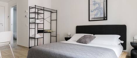 Iron/ironing board, cribs/infant beds, bed sheets