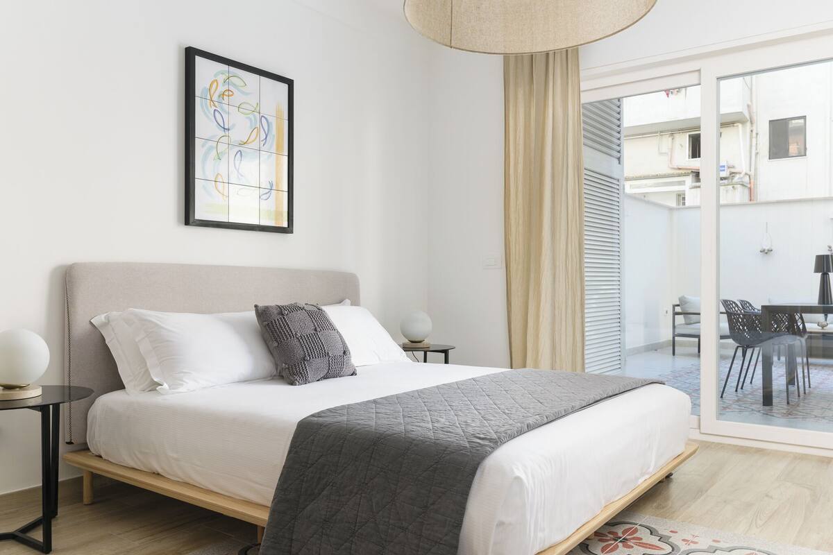 Tabla de planchar con plancha, cunas y ropa de cama