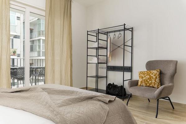Tabla de planchar con plancha, cunas y ropa de cama