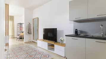 Standard-Studio, 1 Schlafzimmer (Apartment) | Wohnbereich | 30-Zoll-Fernseher mit Satellitenempfang