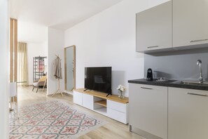 标准开间, 1 间卧室 (Apartment) | 起居区 | 30-英寸电视（配备卫星频道）