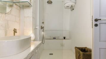 Estudio estándar, 1 habitación (Apartment) | Baño | Regadera, secadora de cabello, bidet, toallas