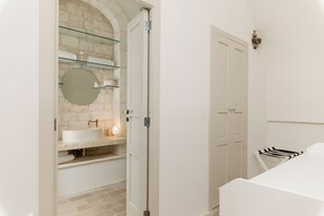 Ducha, secador de pelo, bidet, toallas