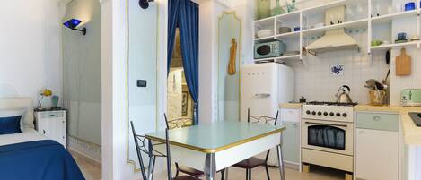 Standard Studio, 1 Bedroom (Apartment) | Living area | 30-inch TV with satellite channels