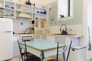 Studio Standard, 1 chambre (Apartment) | Cuisine privée | Réfrigérateur, four à micro-ondes, un four, surface de cuisson