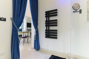 Studio Standar, 1 kamar tidur (Apartment) | Kamar mandi | Shower, pengering rambut, kloset, dan handuk