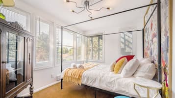 5 bedrooms, iron/ironing board, WiFi, bed sheets