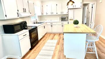 Geladeira, micro-ondas, fogão, cooktop