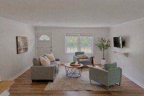 Smart TV - Emma's Sunpine Cottage (Beulaville)