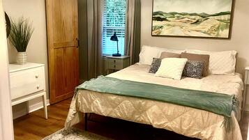 3 bedrooms, desk, free WiFi, bed sheets