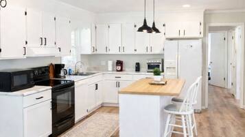 Frigorífico, microondas, horno y placa de cocina