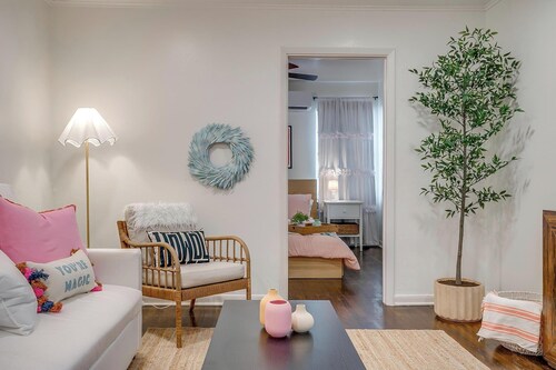 Sixth St. Hideaway- Walking Distance to 7th!