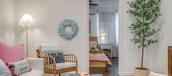 Sixth St. Hideaway- Walking Distance to 7th!