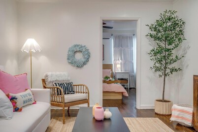 Sixth St. Hideaway- Walking Distance to 7th!