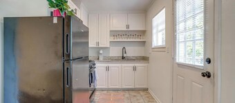 Sixth St. Hideaway- Walking Distance to 7th!