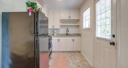 Sixth St. Hideaway- Walking Distance to 7th!