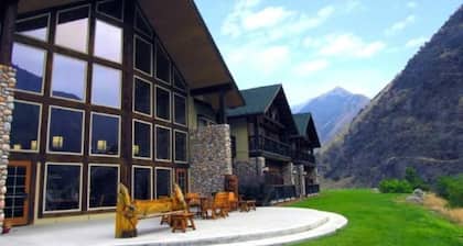 Riverfront 1 Bedroom Suite at Salmon Rapids Lodge