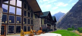 Riverfront 1 Bedroom Suite at Salmon Rapids Lodge