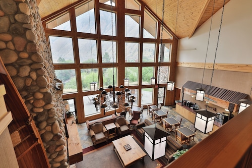 Riverfront 1 Bedroom Suite at Salmon Rapids Lodge