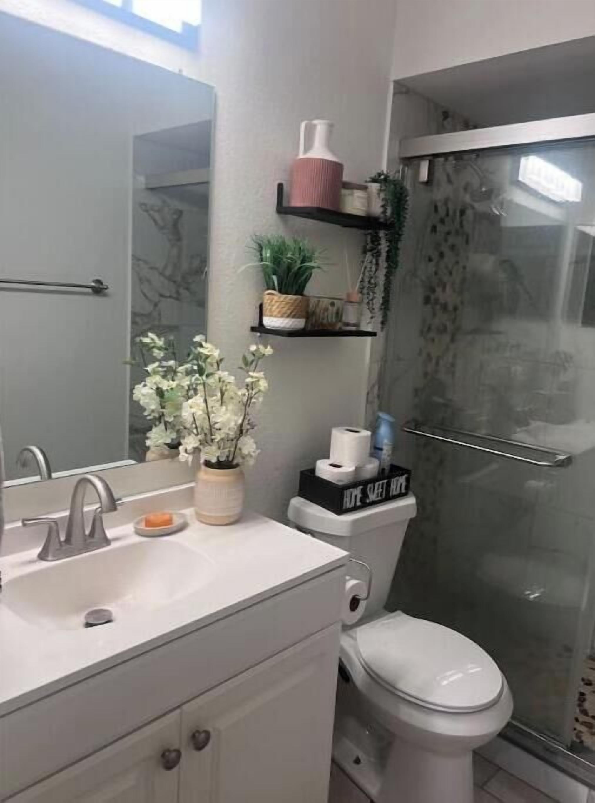 Haartrockner, Handtücher, Seife, Shampoo