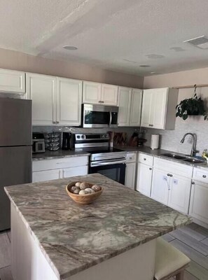 Fridge, microwave, oven, stovetop - Relaxing Ft. Myers home (Fort Myers)