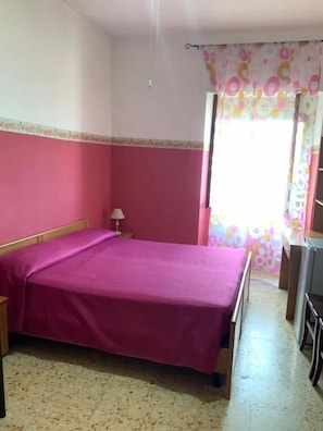 A room with a bed, a nightstand, a desk, and a chair. - La Scogliera Hotel Boutique (Rodi Garganico)