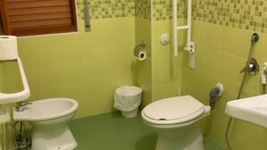 Kylpyhuone, jossa on kaksi wc:tä, suihku ja pesuallas.