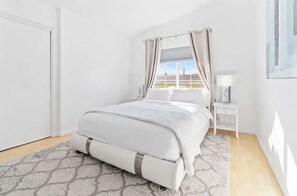 5 chambres, bureau, fer et planche à repasser, lit parapluie