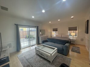 5 Schlafzimmer, Schreibtisch, Bügeleisen/Bügelbrett, Reisekinderbett