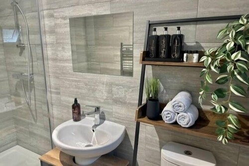 Central Luxe 4BR House|FreeParking| 5 TVs |Sleep10