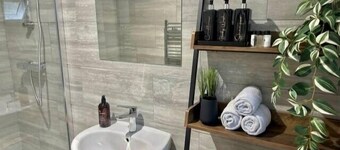 Central Luxe 4BR House|FreeParking| 5 TVs |Sleep10