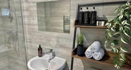 Central Luxe 4BR House|FreeParking| 5 TVs |Sleep10
