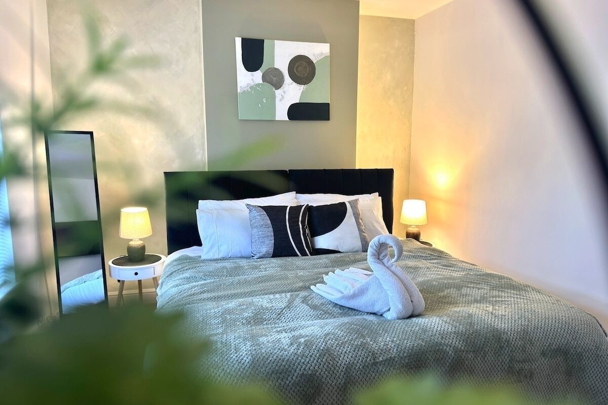 4 bedrooms, iron/ironing board, free WiFi, bed sheets