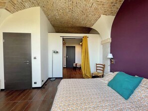 5 bedrooms, WiFi, bed sheets