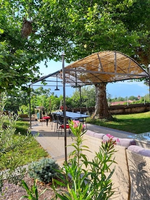Outdoor dining - Large historic estate with jacuzzi - gîte 12 pers. - calm & nature (Tullins)