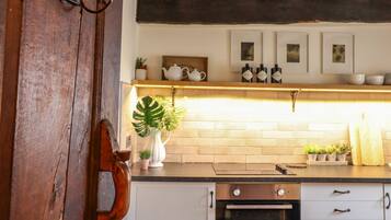 Dishwasher, cookware/dishes/utensils