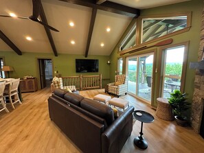 Smart TV, chimenea, futbolito, mesa de ping pong