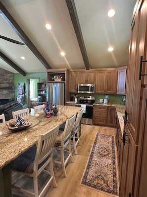 Dining - Mountain/Lake view. Hike, winery water sports in Bear Paw. New & handicap kind. (Murphy)