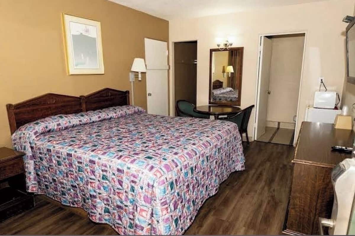 Deluxe Single Room, City View | Desk, laptop workspace, blackout drapes, iron/ironing board