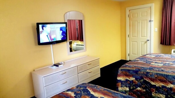 Desk, laptop workspace, blackout drapes, iron/ironing board - Budget Inn (Coleman)